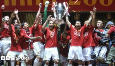 Manchester United players celebrate winning the Champions League in 2008