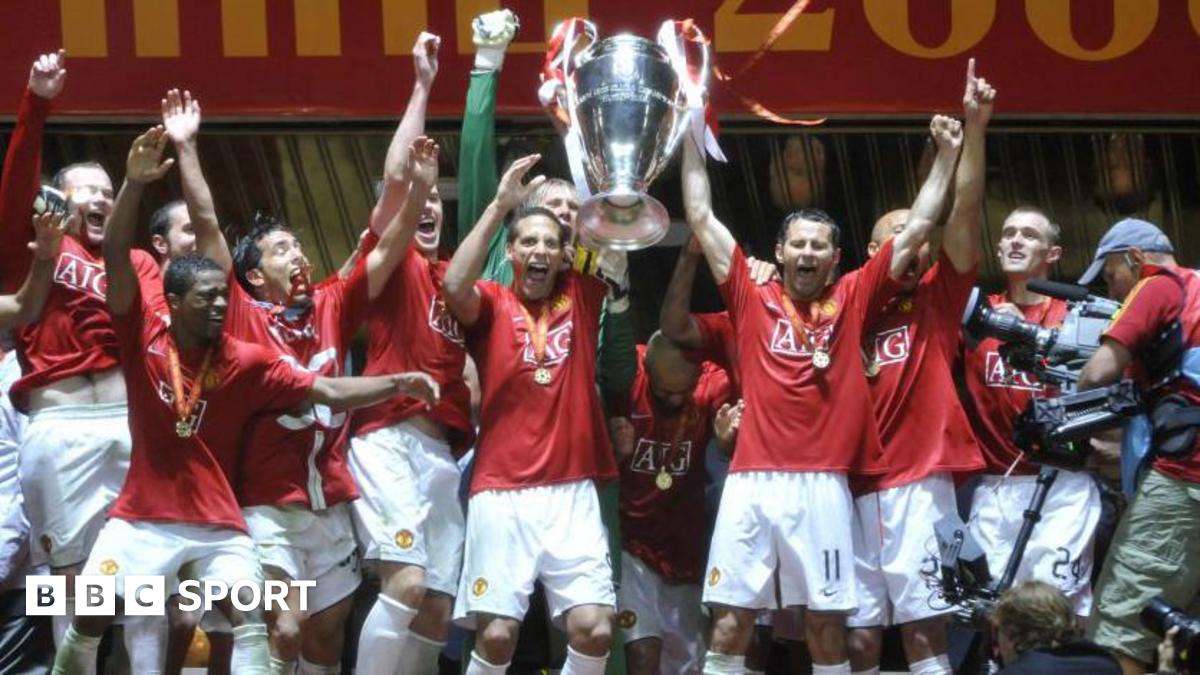 Manchester United players celebrate winning the Champions League in 2008