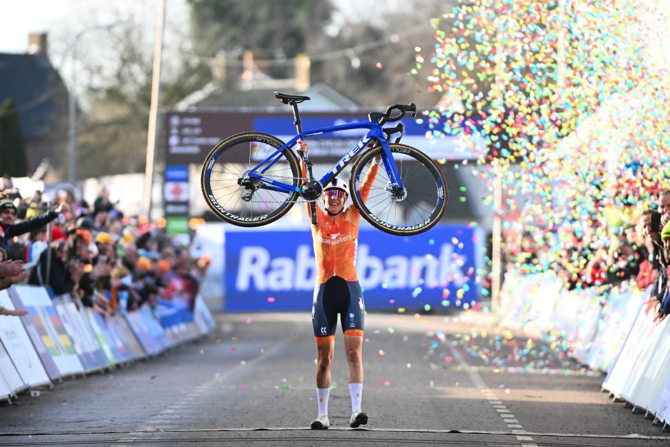 Lucinda Brand wins 2026 world cyclocross championships as Ceylin Alvarado and Puck Pieterse round off podium, Hulst 