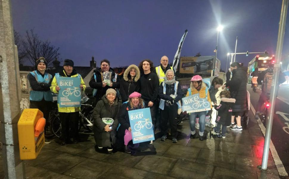 Dublin Cycling Campaign handing out lights to commuters
