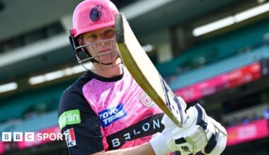 Steve Smith prepares to bat for Sydney Sixers