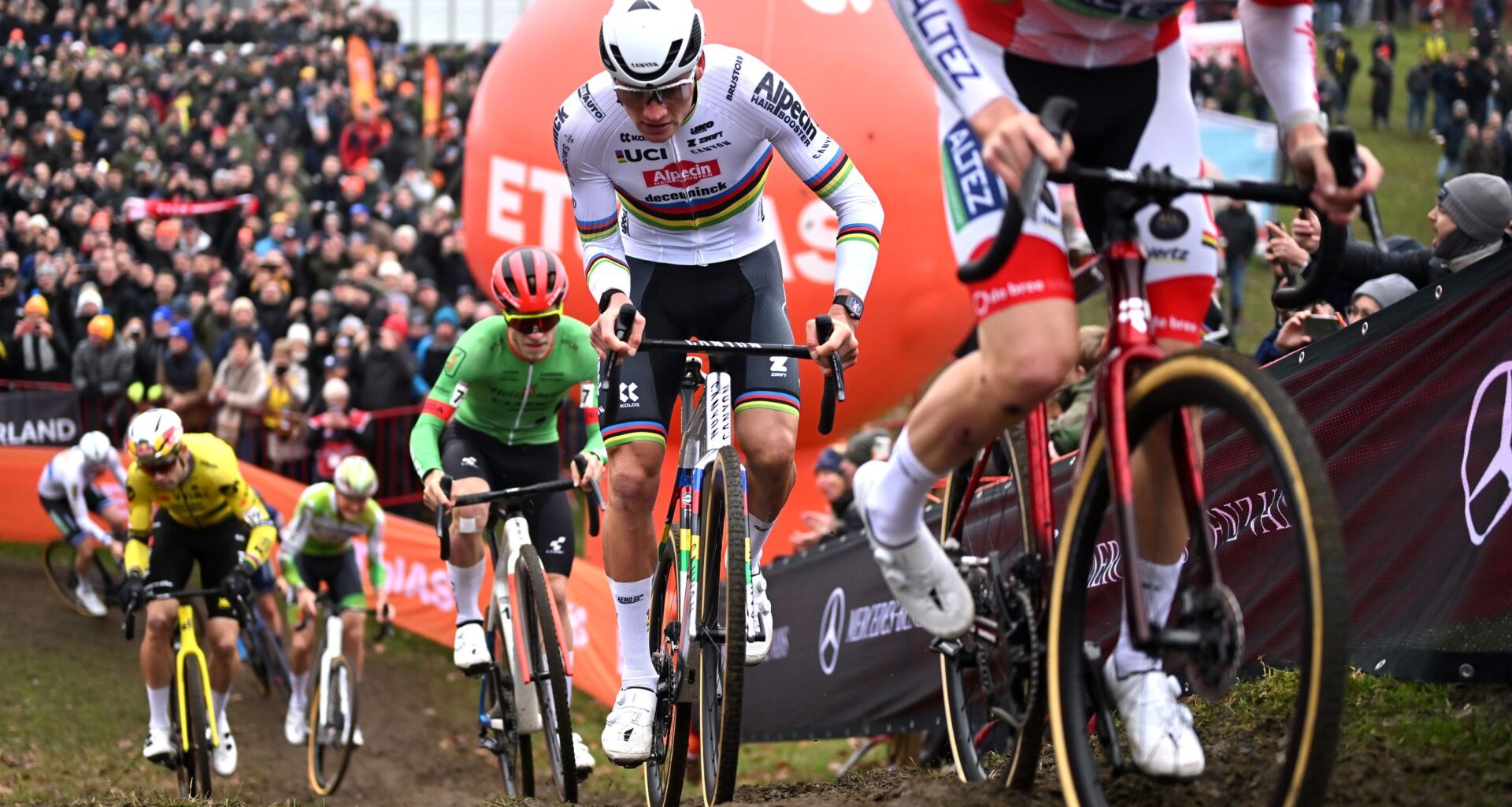 Tubulars rule in cyclo-cross, but are tubeless tyres going to make them extinct in the next few years? Here's what two pro mechanics think