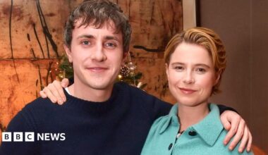 Jessie Buckley's Agnes pressed up against the front of the stage at The Globe Theatre