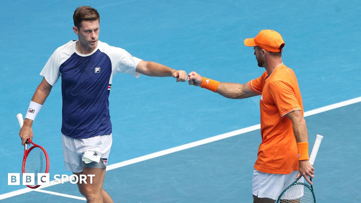 Neal Skupski touches fists with Christian Harrison