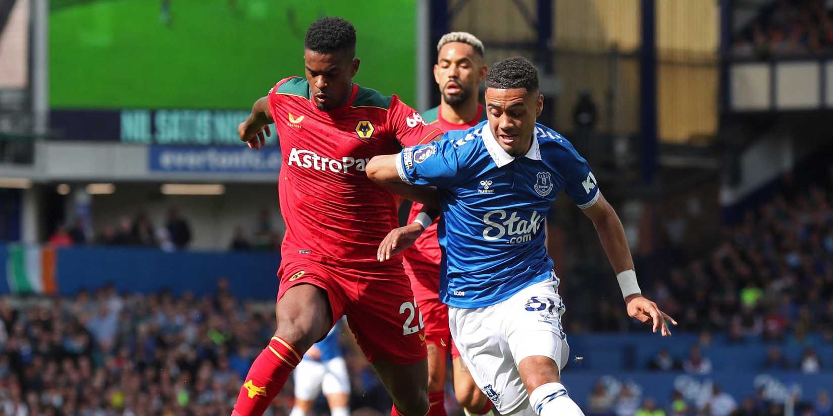 Everton's Lewis Dobbin battling for the ball