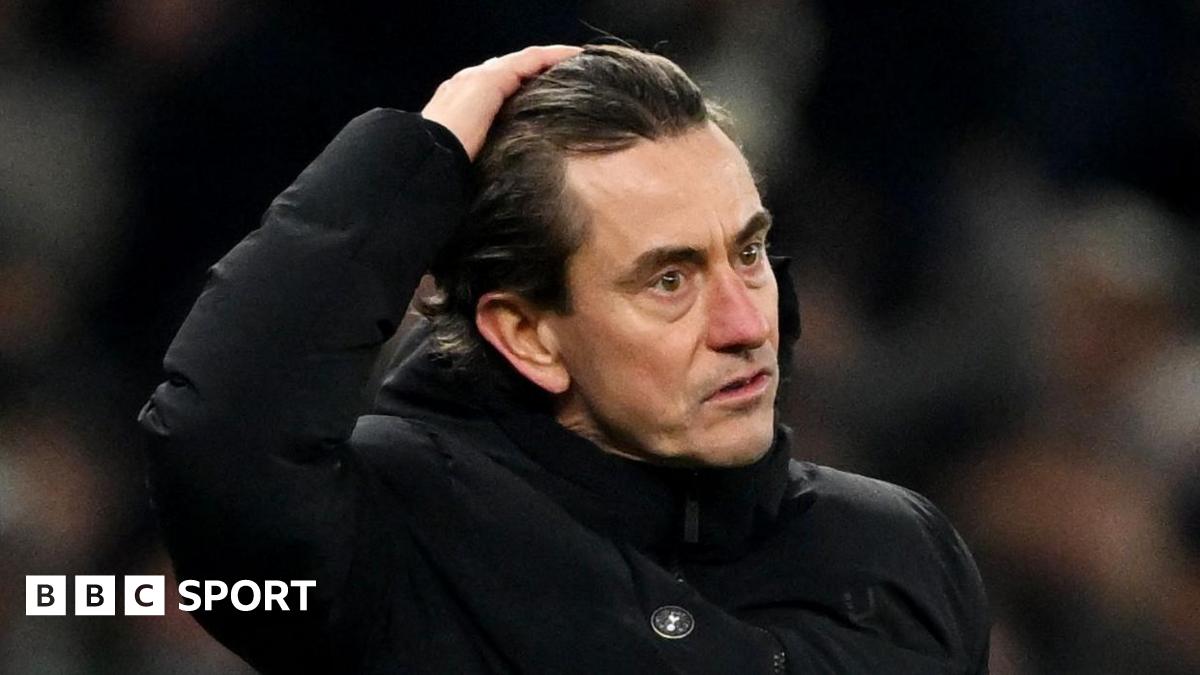 Spurs head coach Thomas Frank with his hand on his head