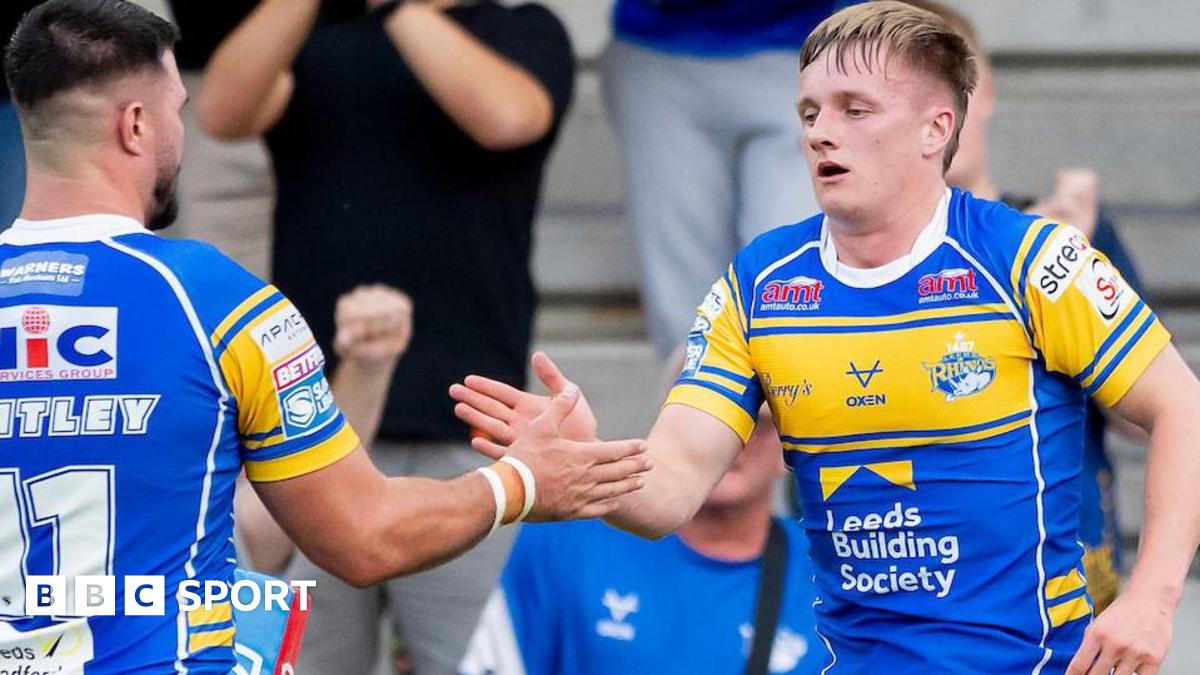 Alfie Edgell (right) celebrates scoring a try against Salford Red Devils in 2025