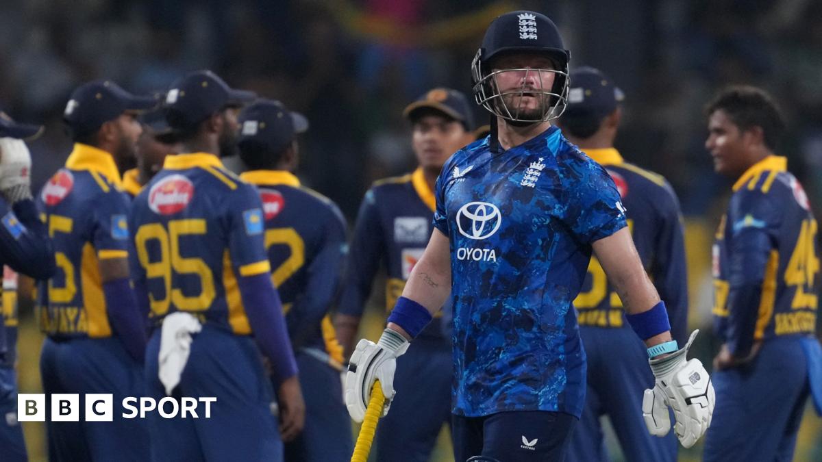 Ben Duckett walks off with celebrating Sri Lanka fielders in the background