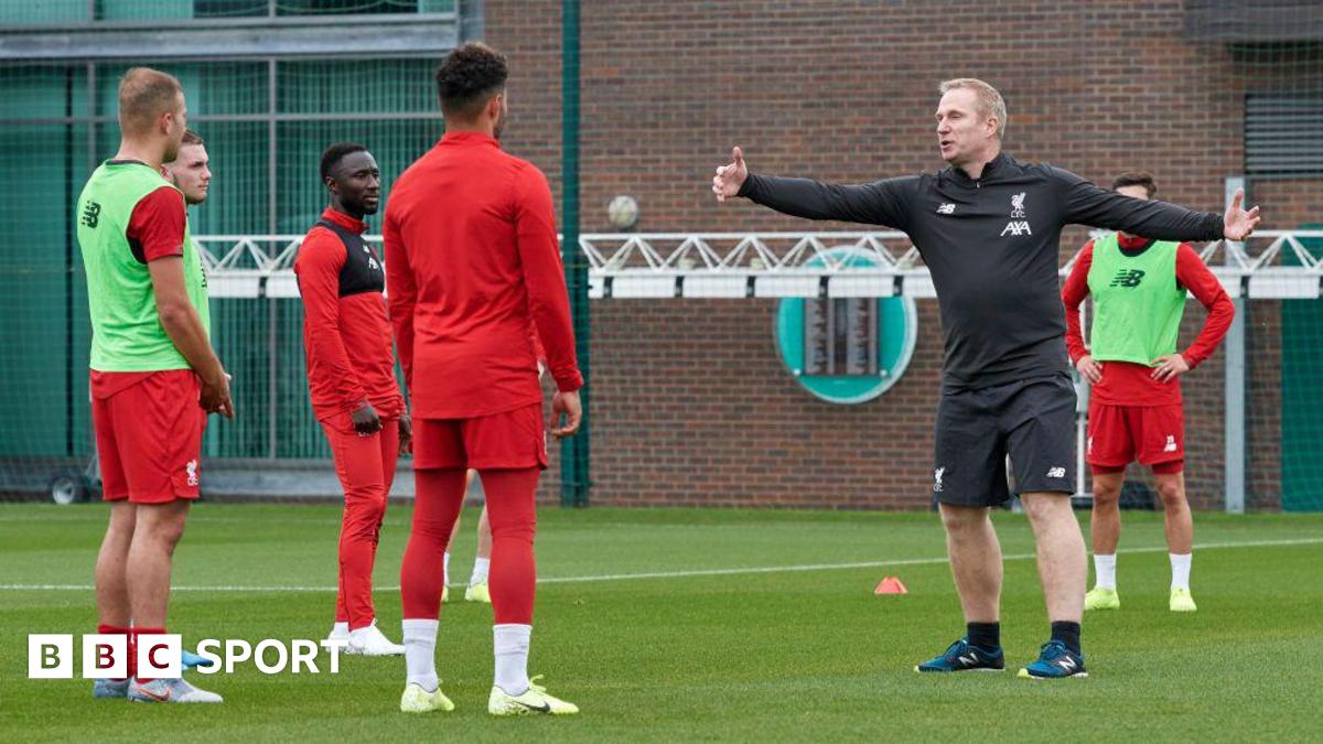 Thomas Gronnemark coaches Liverpool players