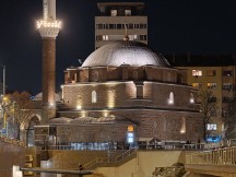 Low light, telephoto cameras: Oppo Find X9 Pro (6x) - 140mm, f/2.1, ISO 3200, 1/13s (4096x3072px) - Honor Magic8 Pro vs. Oppo Find X9 Pro vs. vivo X300 Pro