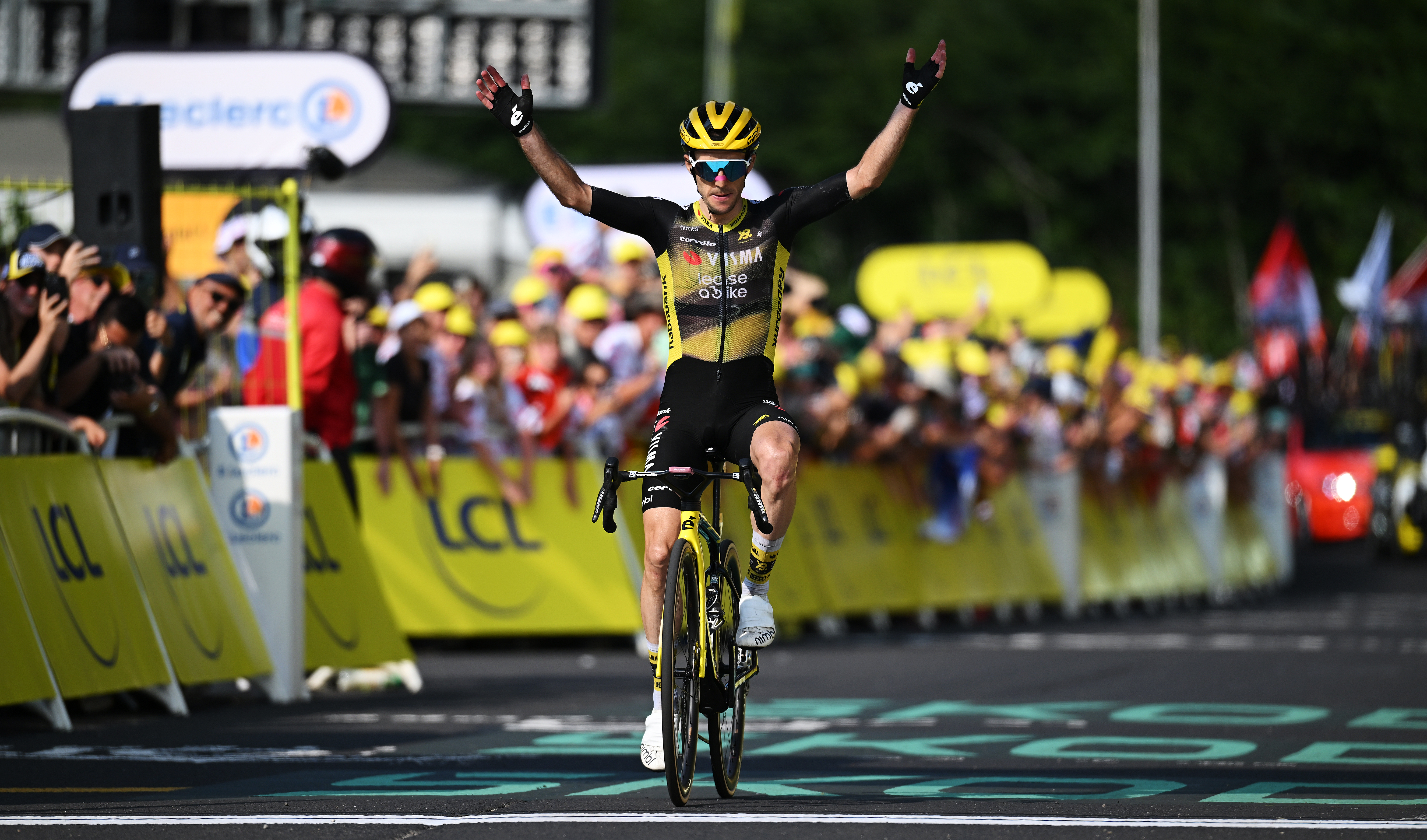 LE MONT-DORE PUY DE SANCY, FRANCE - JULY 14: Simon Yates of Great Britain and Team Visma | Lease a Bike celebrates at finish line as stage winner during the 112th Tour de France 2025, Stage 10 a 165.3km stage from Ennezat to Le Mont-Dore Puy de Sancy (Super Sancy) 1318m / #UCIWT / on July 14, 2025 in Le Mont-Dore Puy de Sancy, France. (Photo by Dario Belingheri/Getty Images)