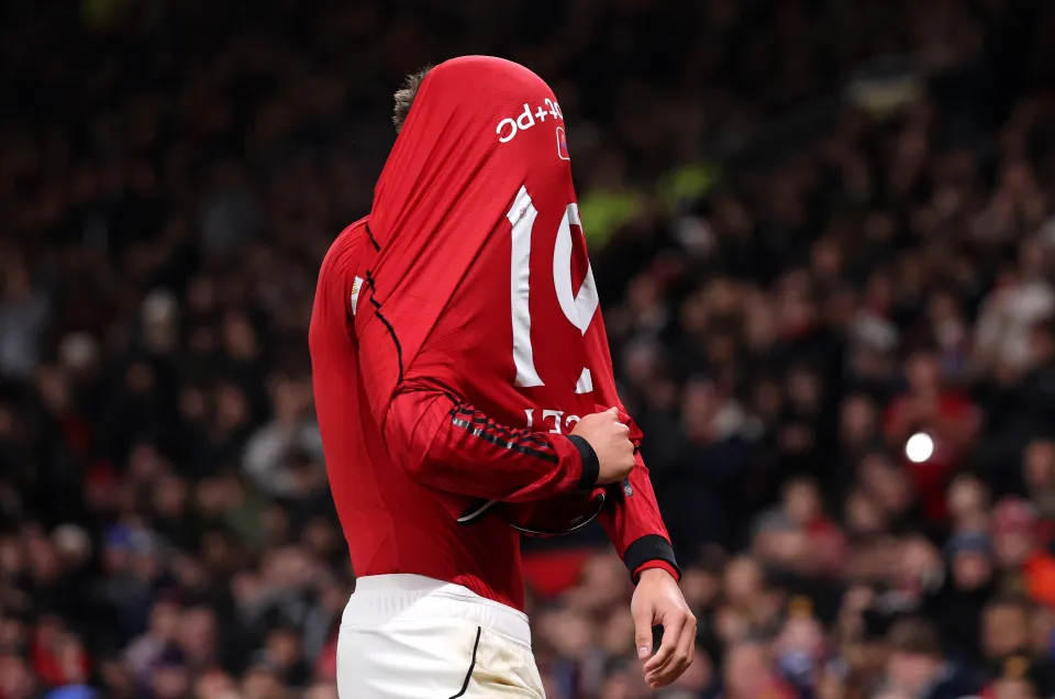 Shea Lacey sent off during Manchester United's FA Cup tie against Brighton