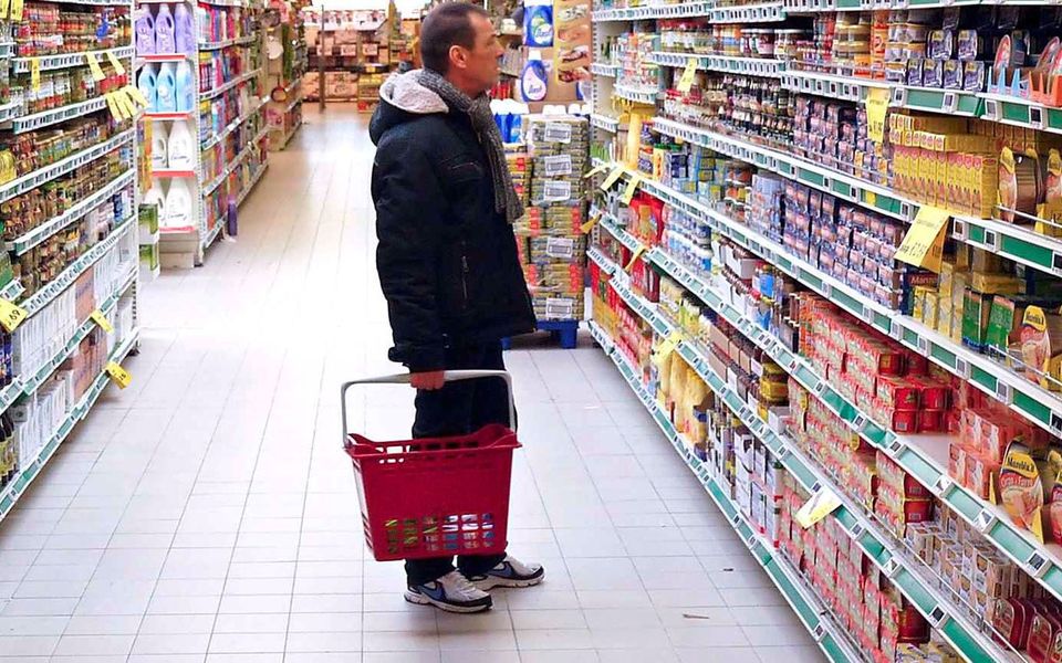 One in two Greeks pessimistic about personal finances, survey finds