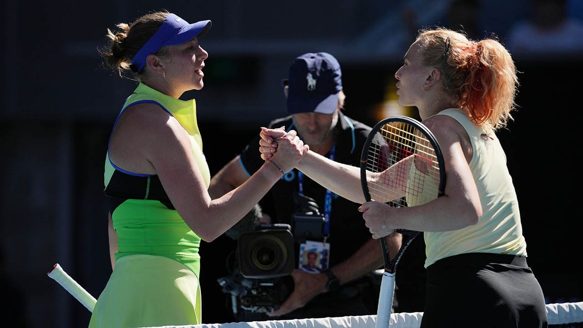 Amanda Anisimova shakes hands with her opponent