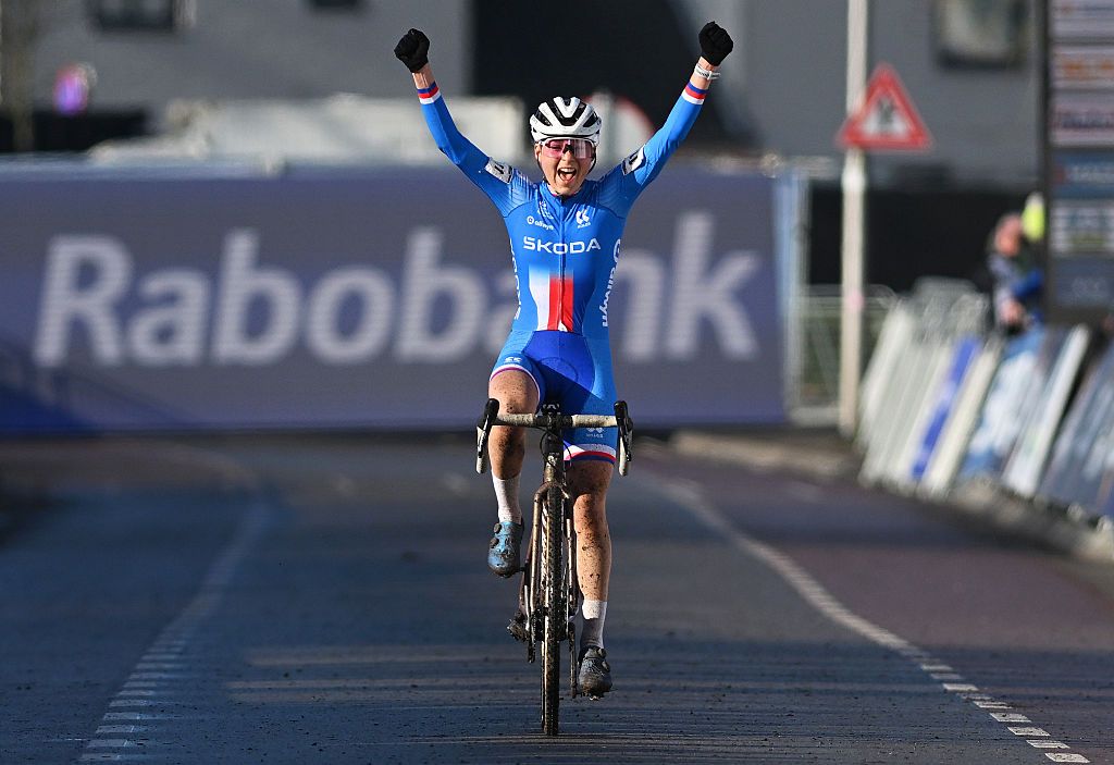 HULST, NETHERLANDS - JANUARY 31: Barbora Bukovska and Team Czechia celebrates at finish line as gold medalist winner during the 77th UCI Cyclo-Cross World Championships 2026 - Women&amp;apos;s Junior on January 31, 2026 in Hulst, Netherlands. (Photo by Luc Claessen/Getty Images)