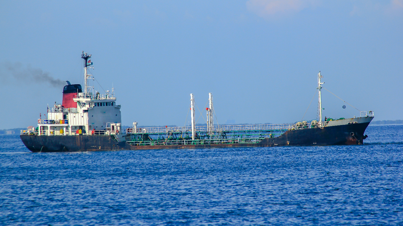 Russia’s budgetary disaster: Moscow’s oil and gas revenues plummet 24% in 2025 - TVP World