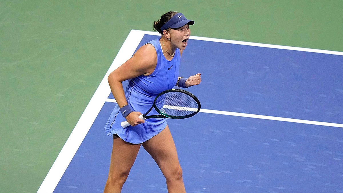 Amanda Anisimova reacts