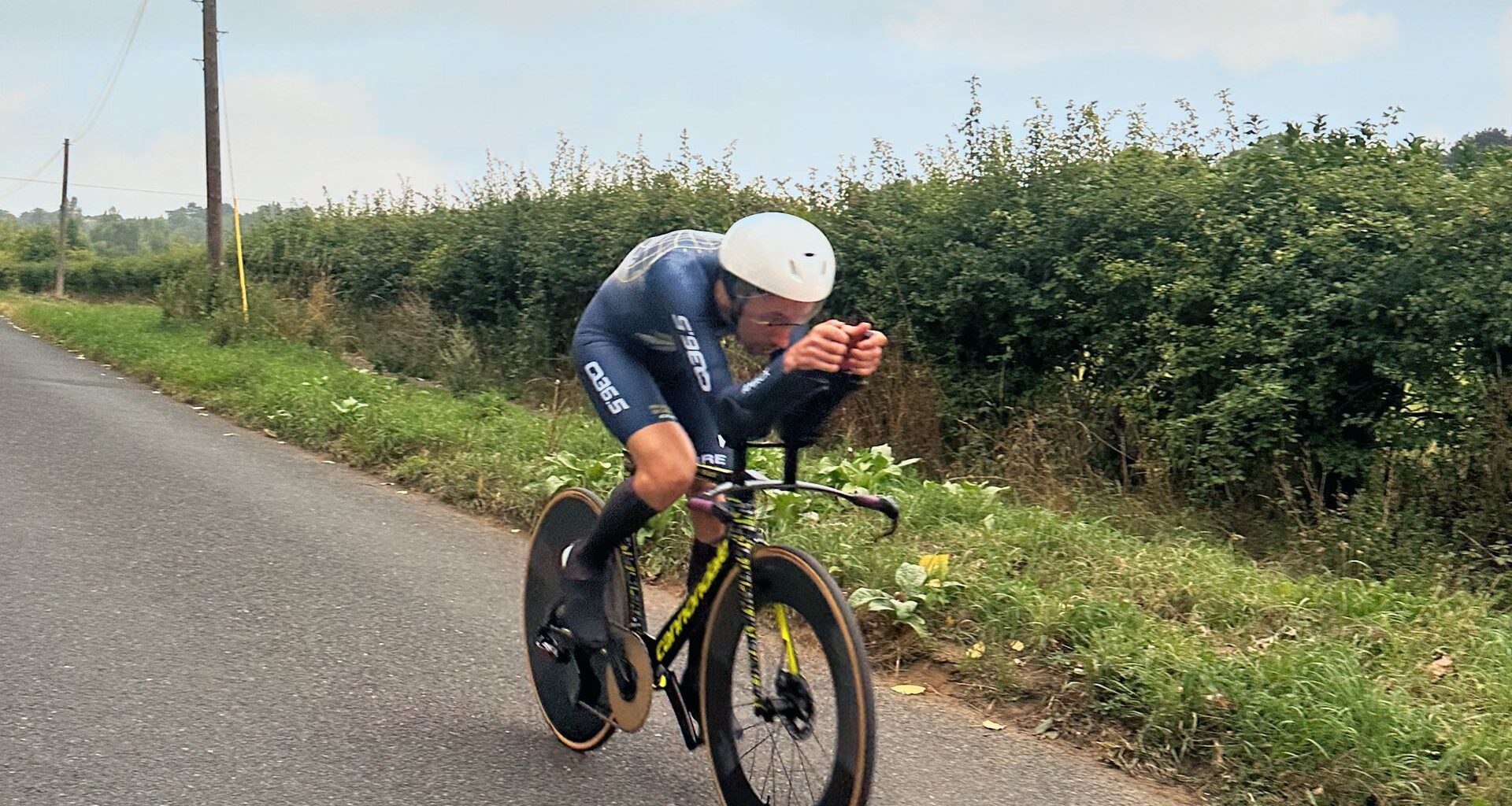 Action shot of author Aaron Borrill riding the Scribe Tempus Disc/100 wheelset in a time trial race