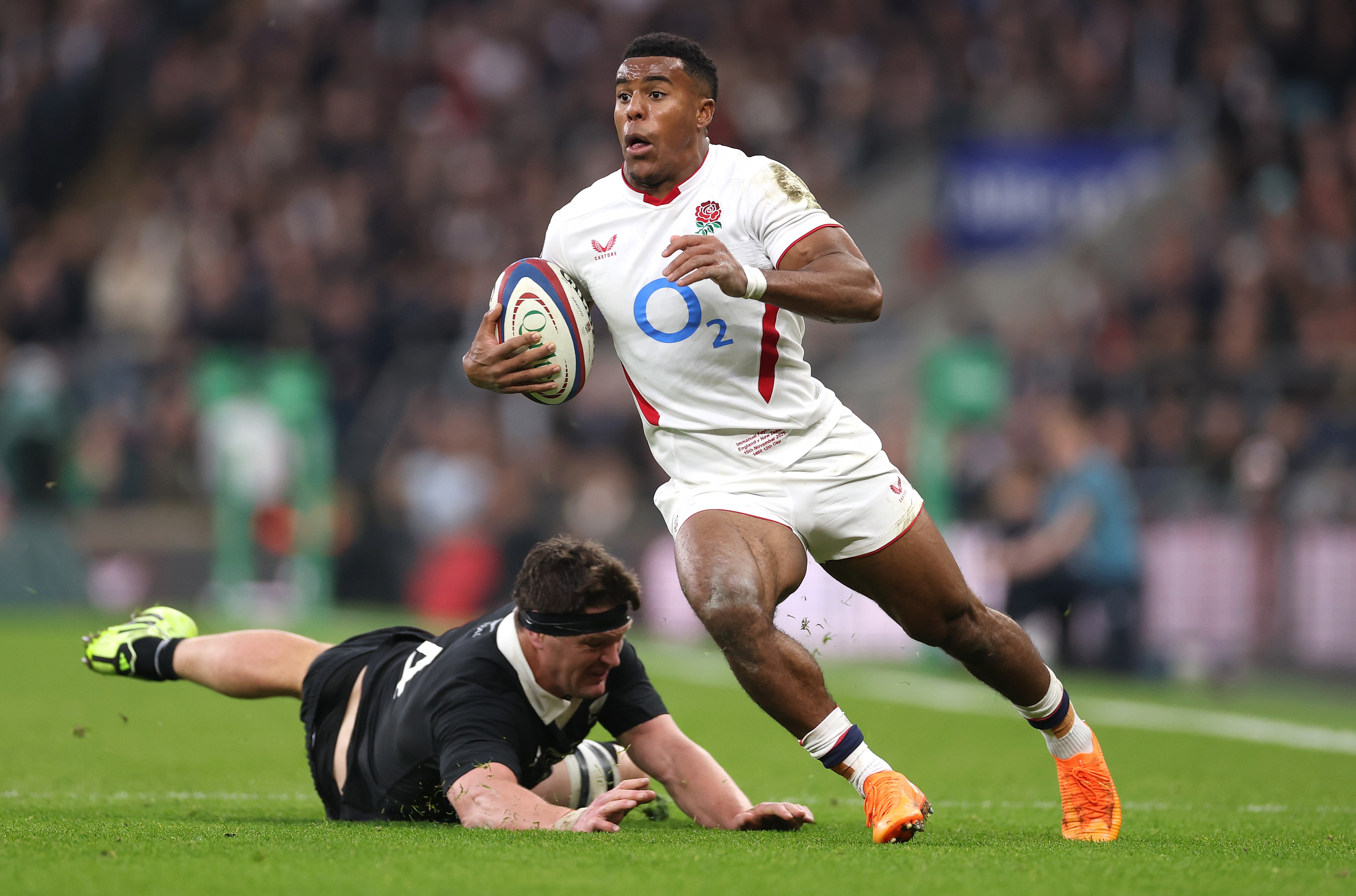 Immanuel Feyi-Waboso of England evades a tackle by Scott Barrett of New Zealand during the Quilter Nations Series 2025 rugby match.