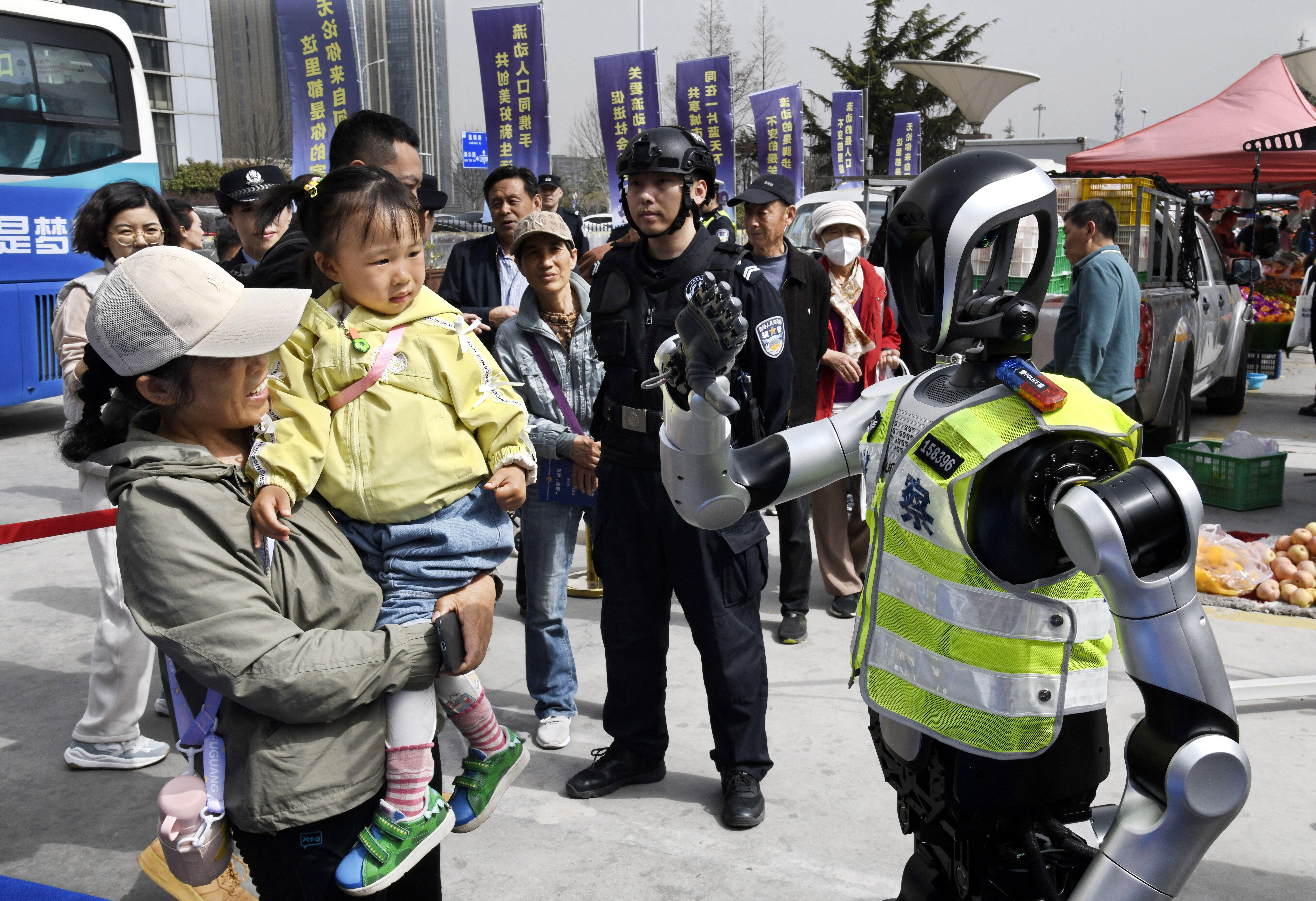 A police robot with guidance and voice interaction functions interacts with citizens in Qingdao City, east China's Shandong Province.