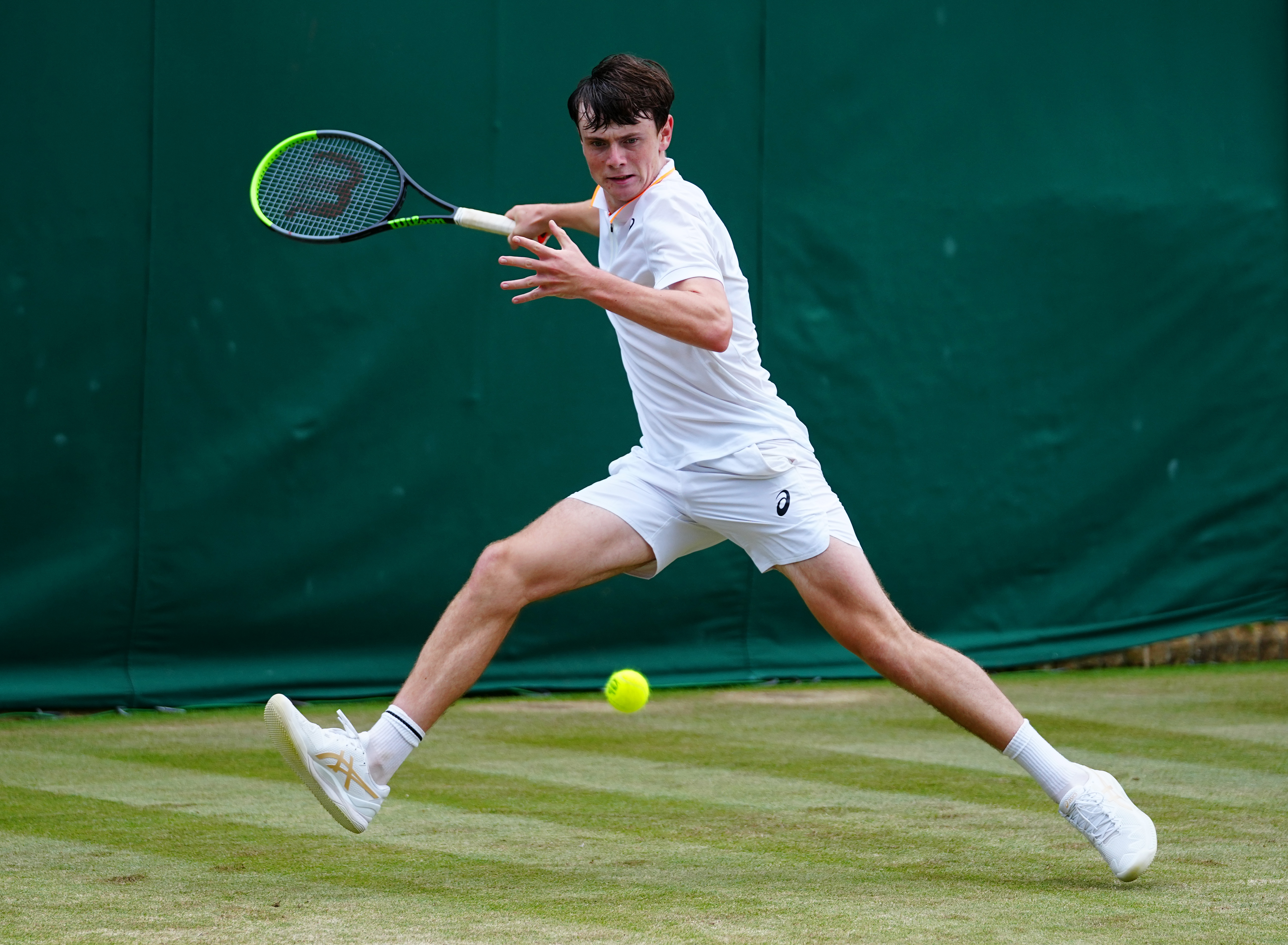 Jack Pinnington Jones playing a forehand during his Wimbledon boys' singles match.