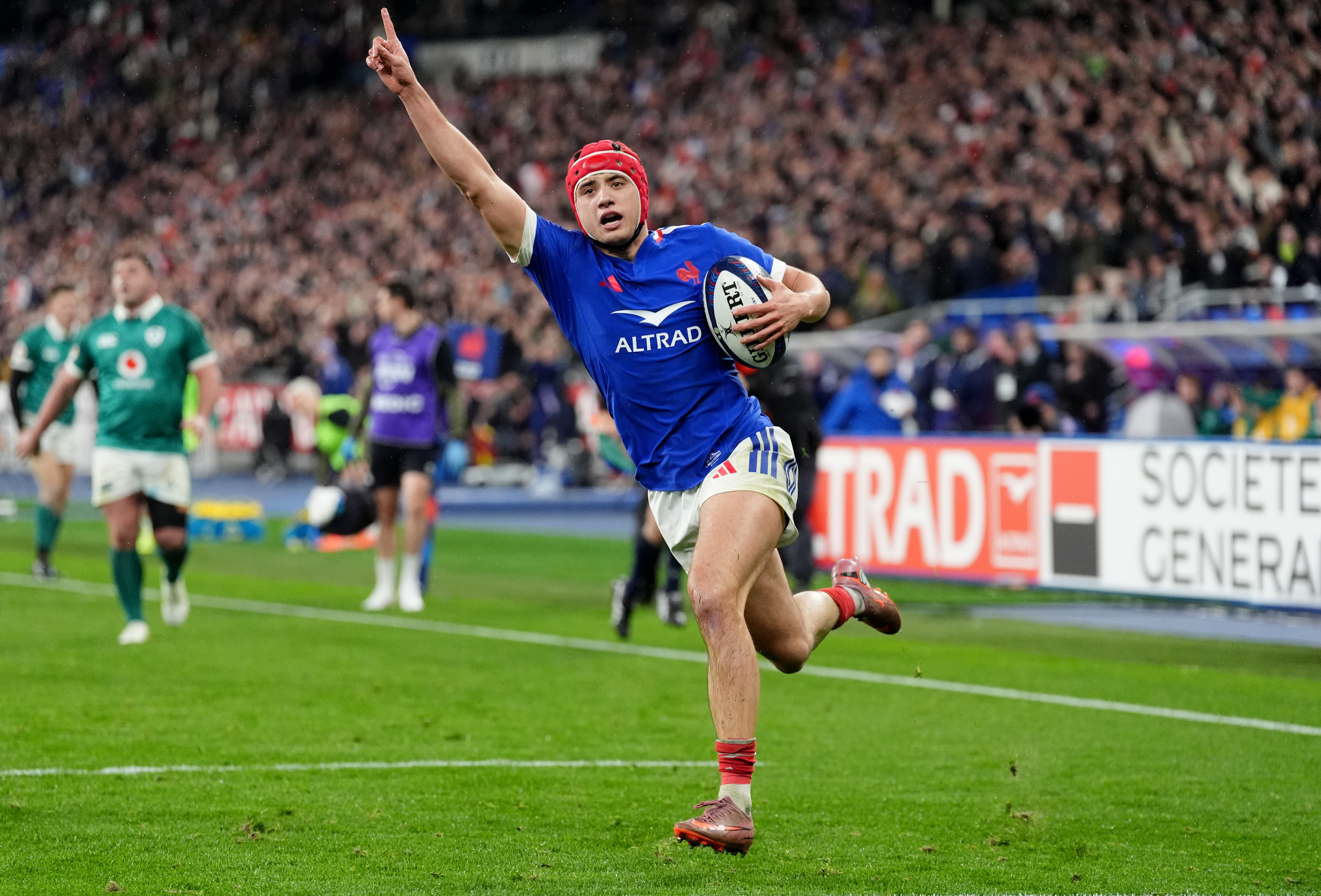 France's Louis Bielle-Biarrey scoring their first try during the Guinness Men's Six Nations match.