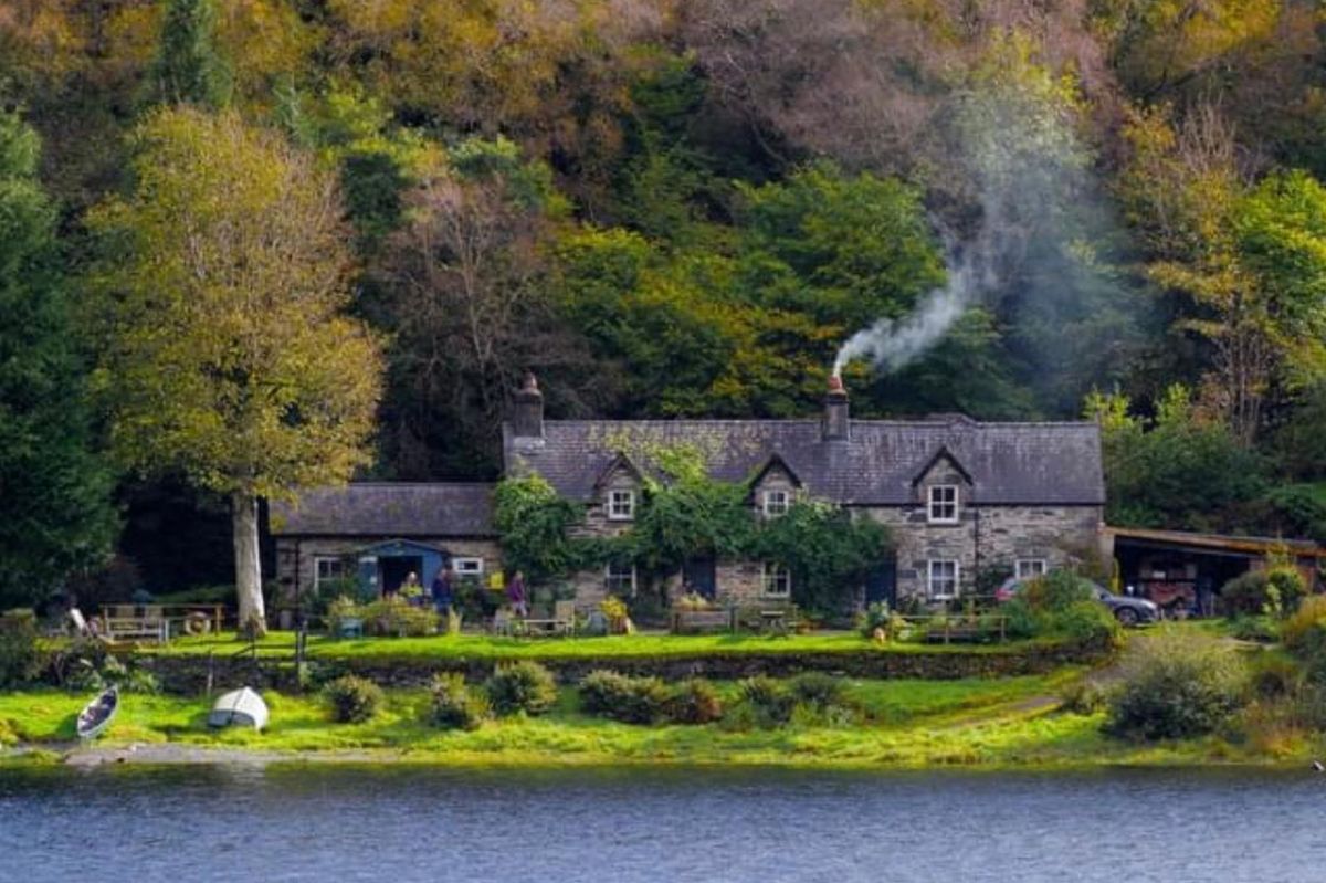 Cynllwyd Mawr on the shores of Llyn Crafnant has a cafe and a holiday let. In summer, customers can sit outside and soak up the views