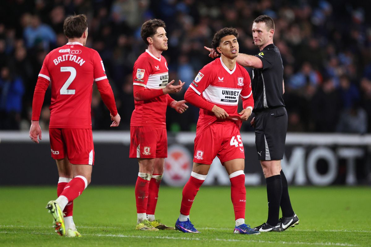 Middlesbrough players look dejected as Coventry City are awarded a penalty