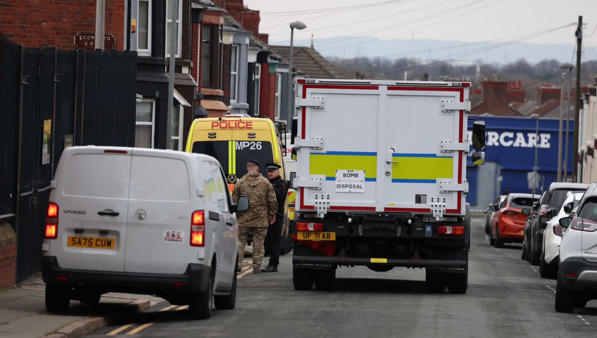 Army bomb disposal in Anfield