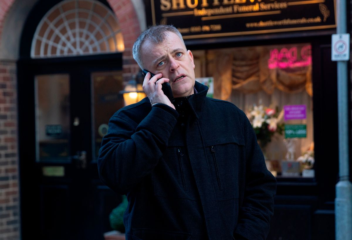 Cassie prepares to propose to Steve, only for Steve to get a devastating call 