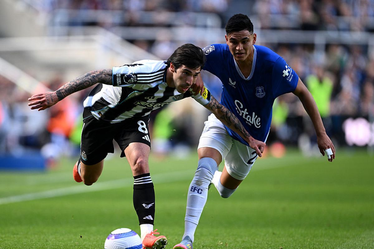 Sandro Tonali of Newcastle United is challenged by Carlos Alcaraz of Everton