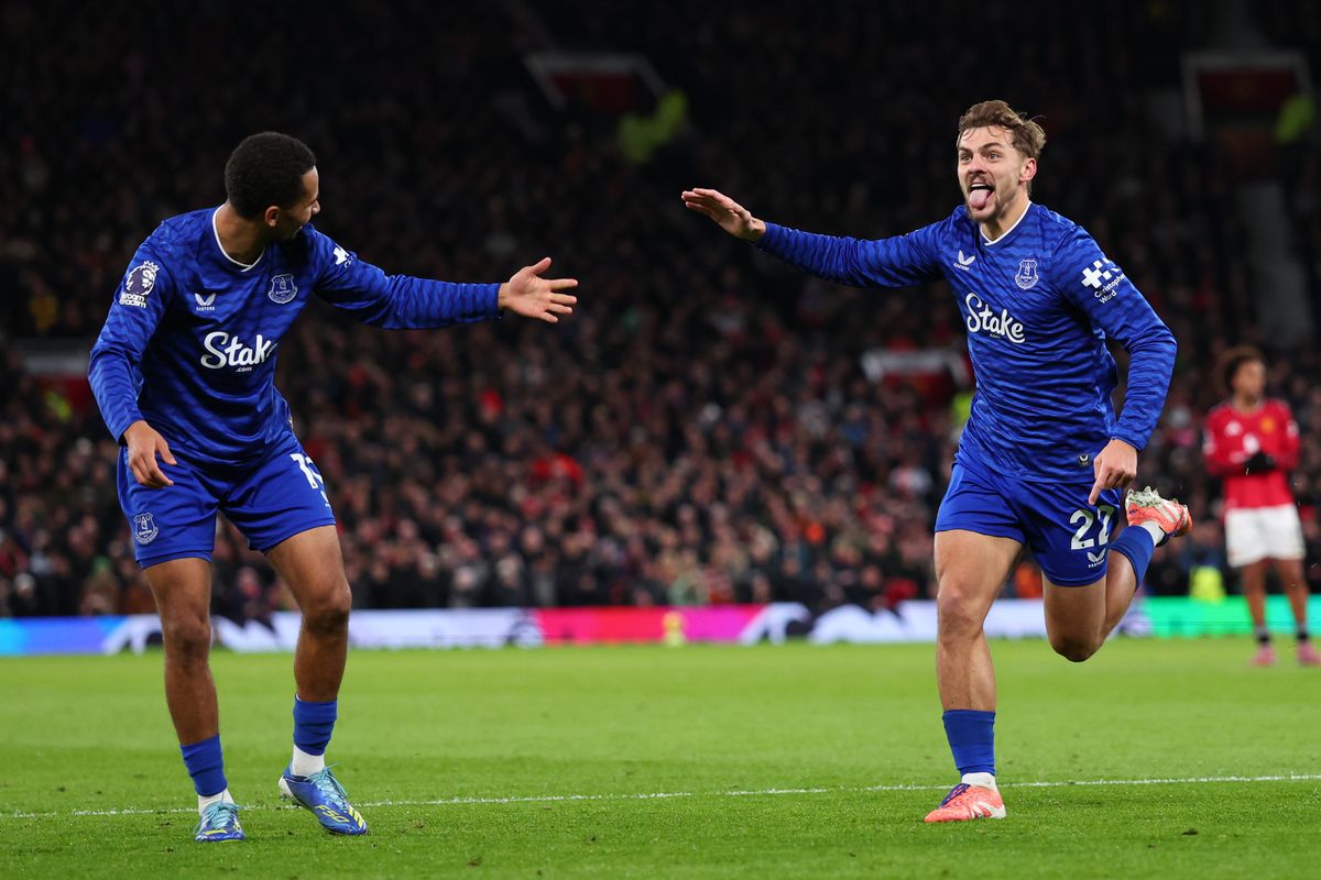 MANCHESTER, ENGLAND - NOVEMBER 24:  Kieran Dewsbury-Hall of Everton celebrates scoring the first goal during the Premier League match between Manchester United and Everton at Old Trafford on November 24, 2025 in Manchester, United Kingdom. (Photo by Marc Atkins/Getty Images)