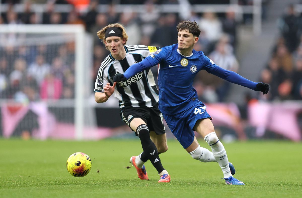 Alejandro Garnacho of Chelsea runs with the ball whilst under pressure from Anthony Gordon