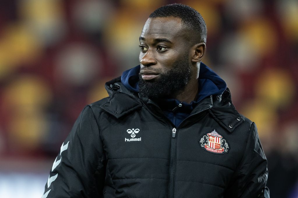 BRENTFORD, ENGLAND - JANUARY 07: Sunderland's Lutsharel Geertruida arriving at the stadium during the Premier League match between Brentford and Sunderland at Gtech Community Stadium on January 07, 2026 in Brentford, England. (Photo by Andrew Kearns - CameraSport via Getty Images)