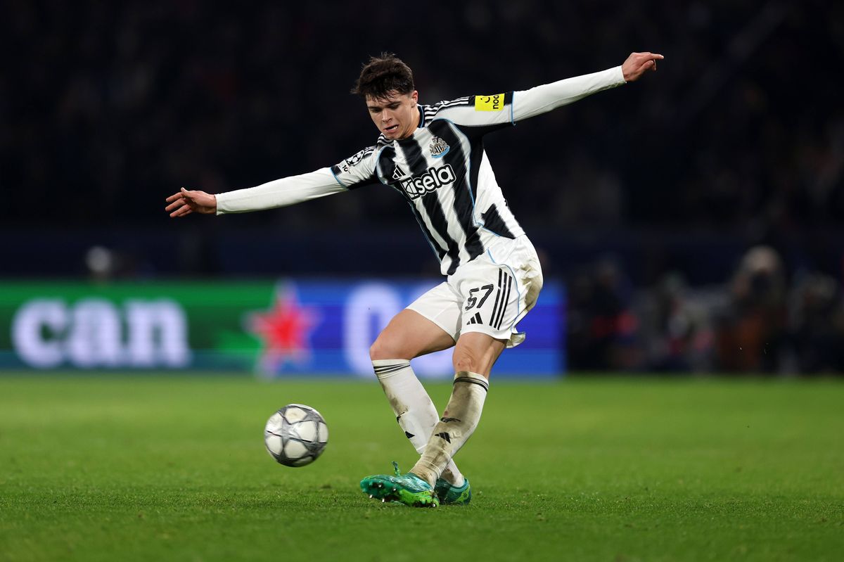 Lewis Miley of Newcastle United passes the ball during the UEFA Champions League 2025/26 League Phase MD8 match between Paris Saint-Germain and Newcastle United FC at Parc des Princes on January 28, 2026 in Paris, France