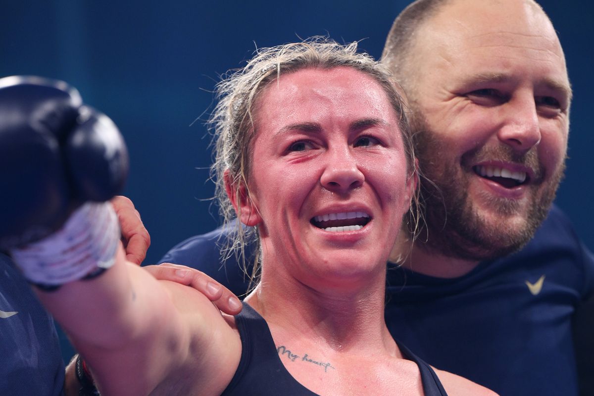 Molly McCann celebrates after her victory against Beata Dudek