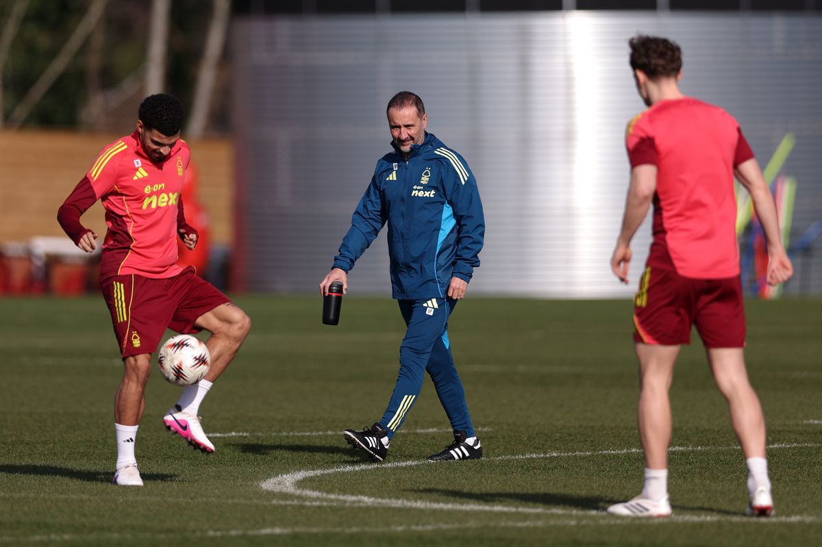 Nottingham Forest head coach Vitor Pereira looks on as Morgan Gibbs-White takes part in training