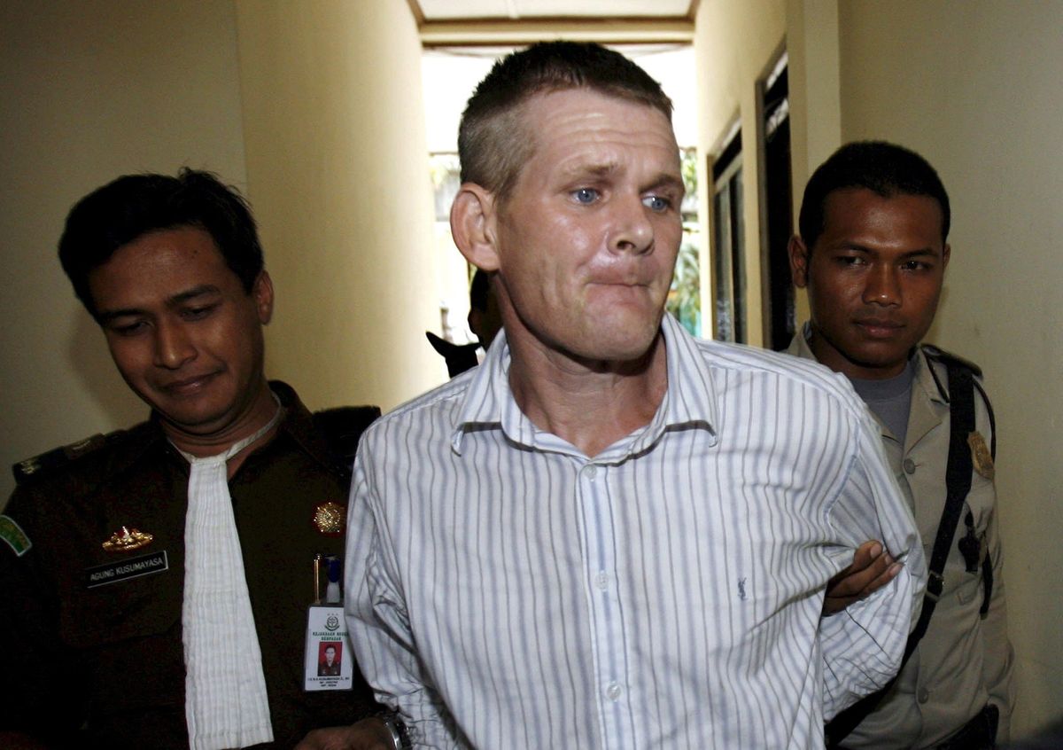 Ronnie Ramsay (C) is escorted by police and prosecutor for his trial at a Denpasar District Court in Bali, Indonesia on 30 August 2007. 