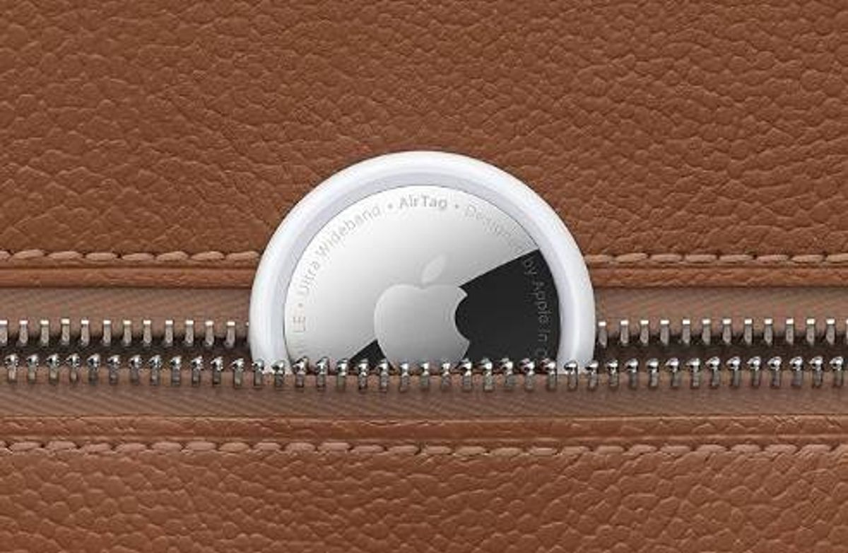 Airtag in pouch pocket