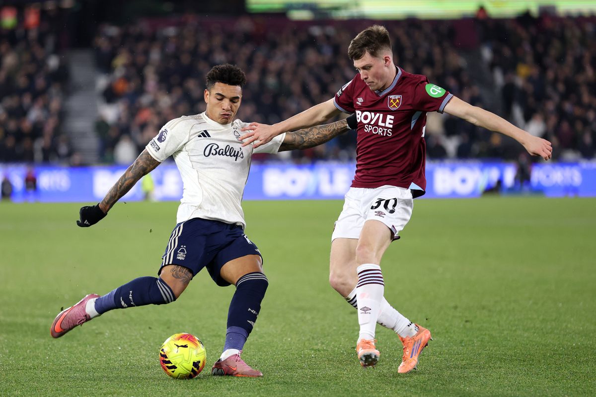  Igor Jesus of Nottingham Forest shoots whilst under pressure from Oliver Scarles of West Ham 