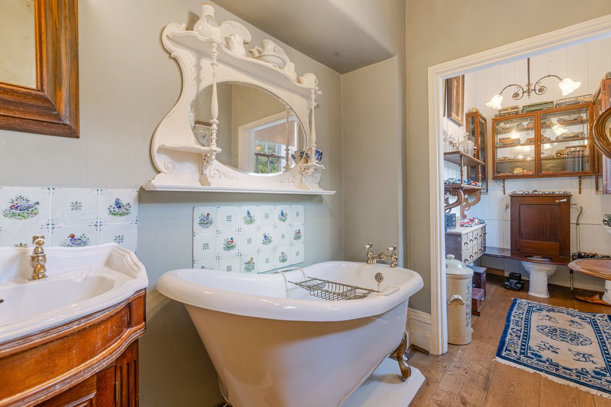 The spacious bathroom