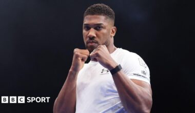 Anthony Joshua holds up his fists