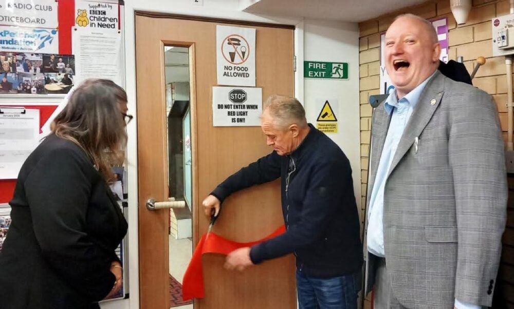 Bobby Davro reopens Gateway 97.8 studios – RadioToday