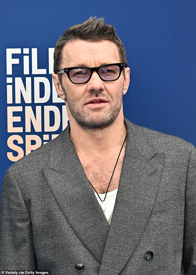 The Train Dreams actor also wore a striking pendant necklace, featuring a luminous white stone on a black chain