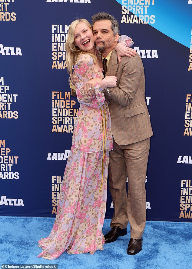 She also mingled with her Civil War co-star Wagner Moura