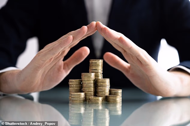 The FSCS £120,000 protection is specifically targeted towards cash deposits, and doesn¿t apply to pension holdings