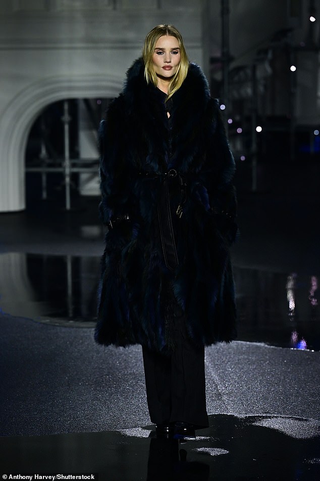 She completed  the look with also dark trousers and matching shoes