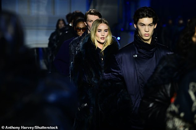 The former Victoria's Secret Angel strutted her stuff with confidence, sporting an edgy smokey-eyes make up look