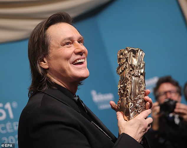 Within minutes, social media lit up with speculation about his noticeably different appearance, with some fans bluntly suggesting he¿d gone under the knife