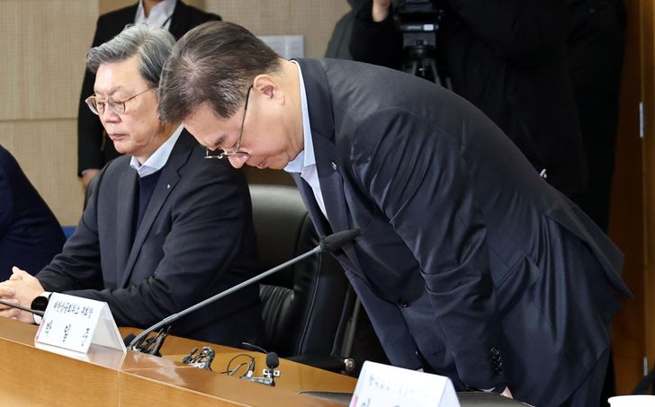 Park Il-jun, right, executive vice chairman of the Korea Chamber of Commerce and Industry, bows during an emergency meeting of business groups in Seoul, Monday, after issuing an apology over a controversy surrounding the lobby group's press release on Korea's millionaire exodus. Yonhap